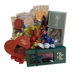 Julegris gavekurv fyld med julelkkerier