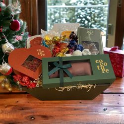 Julegris gavekurv fyld med julelkkerier