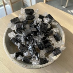  Karameller: Bl�de enkeltvis indpakkede lakridskarameller 250g