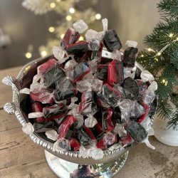 L�kkert juleslik og bl�de karameller fra Weibel: Stemningsfuldt s�sonbillede af de mundrette hindb�rlakrids-karameller, fotograferet t�t p� under de lune lysk�der i juleudstillingen.