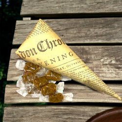 Kjaramjelfabrjkken- karamel med lakrids i krmmerhus