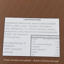 Karameller n�ringsindhold og ingredienser: T�t og l�sbart detaljebillede af bagsiden p� Weibels lakrids-�ske, der viser den pr�cise ingrediensliste og holdbarhed