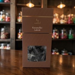 Karameller i luksus�ske: Pr�sentabel udstilling af de brune 90g Weibel lakridskarameller, der viser produktets eksklusive design p� badev�relset