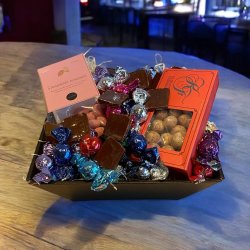 Gavekurv: Karameller og fyldte chokoladekugler