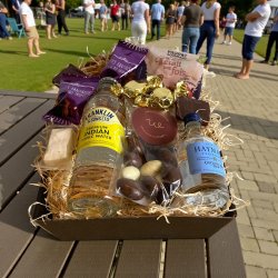 Lille gin kit gavekurv med n�ddesnacks