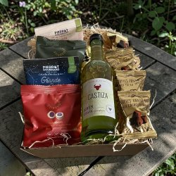 Lille gavekurv med spansk hvidvin og s�de l�kkerier