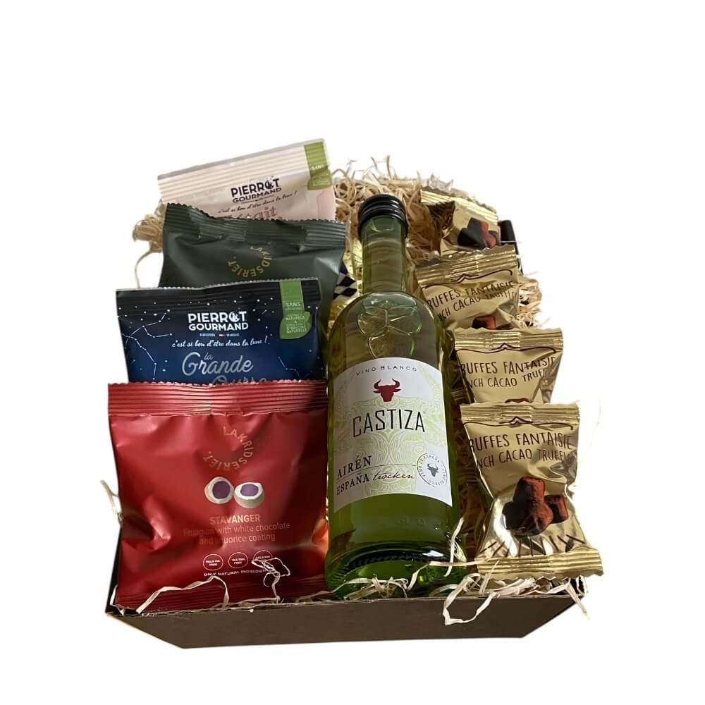 Lille gavekurv med spansk hvidvin og s�de l�kkerier