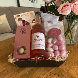 Send en k�rlig hilsen: Gavekurv med Castiza Ros�, Noble chokolade &amp; spr�de mandler