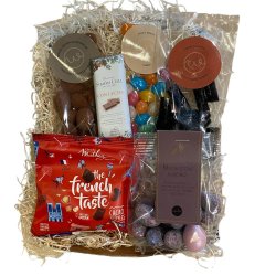 Lille gavekurv med chokoladetrfler og moonstone mandler