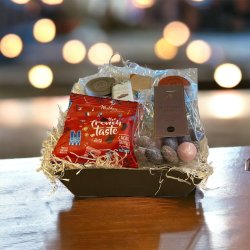 Lille gavekurv med chokoladetrfler og moonstone mandler