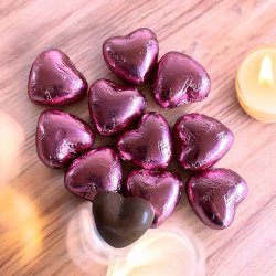 Fldechokolade hjerter i lyserd papir by PR Chokolade  225g.