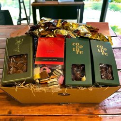 Gavekurv stor luksus-chokolade og lkkerier 