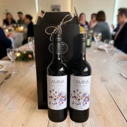 Vingave: Elegant sort vin�ske med 2 flasker Camina Cabernet