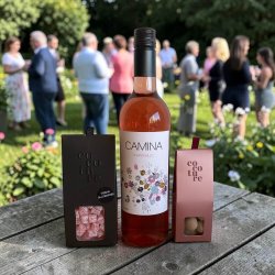 Vingave med rosevin, chokolade og vingummi