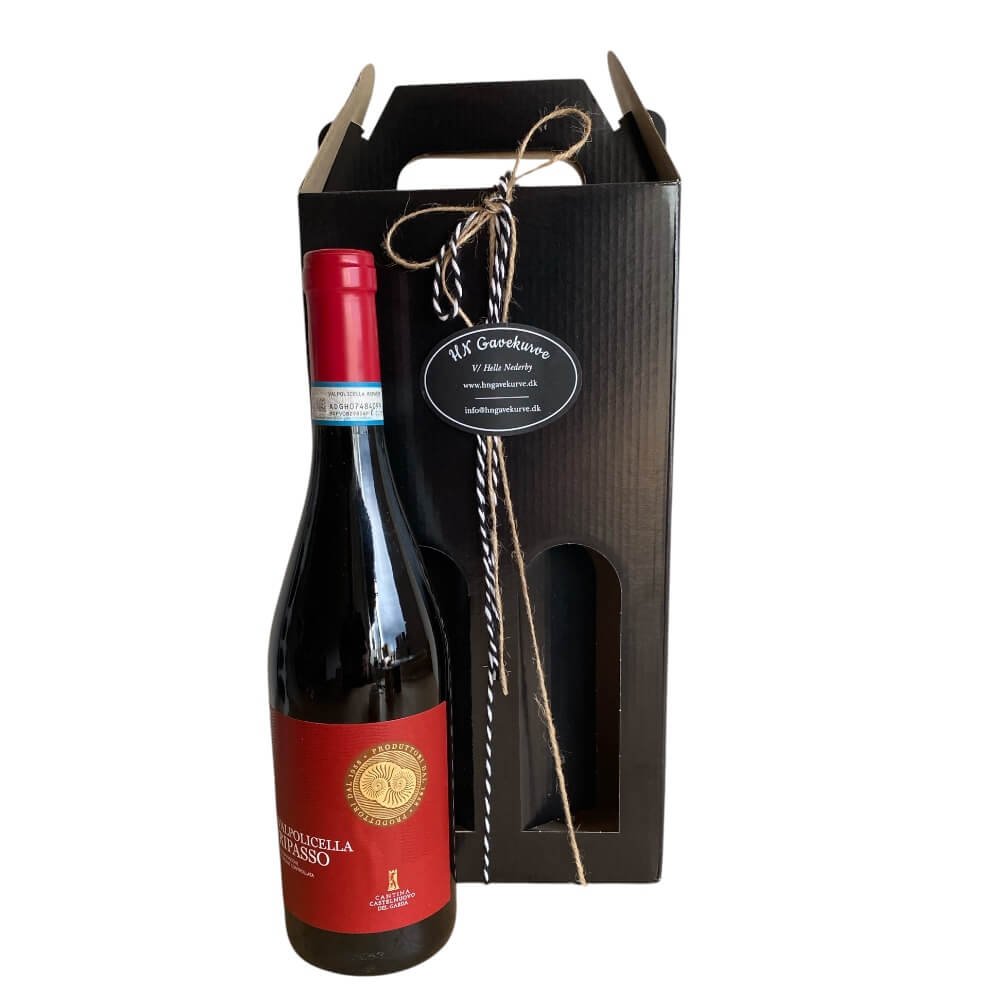 Vingave i sort gave�ske med 2 flasker Ca' Vegar: Stilren og elegant pap�ske med udstansede vinduer, der pr�senterer to flasker italiensk r�dvin stillet p�nt op i butikken.